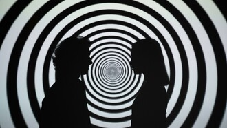 Sagome su sfondo ipnotico