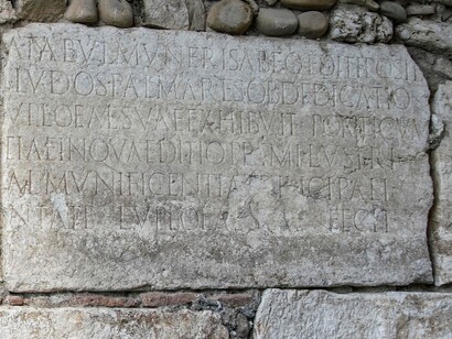 Il Ponte Leproso, ponte di origine romana tramite il quale la Via Appia entrava a Benevento. Iscrizione riguardante i giochi gladiatori, dettaglio. Benevento, Italia
