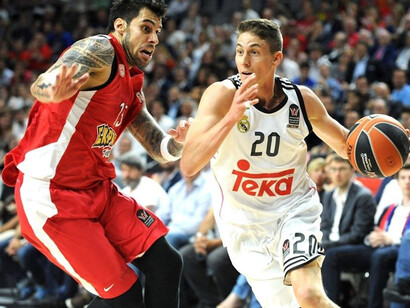 Jaycee Carroll ante el jugador del Olimpiakos Printezis