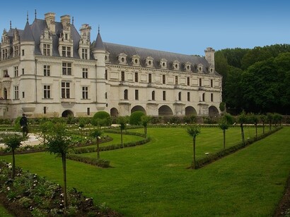 Sebbene non sia stato ufficialmente confermato, si crede che Leonardo da Vinci abbia influenzato il design del Castello di Chambord. Il celebre architetto e inventore italiano trascorse i suoi ultimi anni in Francia e il caratteristico scalone a doppia elica del castello è spesso attribuito alle sue idee e schizzi, Chambord, Francia