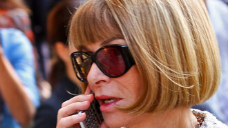 Anna Wintour redefiniu a moda ao longo de 50 anos de carreira, transformando a Vogue em referência global com inovação e ousadia