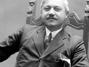 Salvatore Di Giacomo, ante 1932. Foto di Mario Nunes Vais. Considerato il più grande poeta della Napoli moderna, diede alla canzone napoletana una profondità letteraria che la elevò a forma d'arte universale