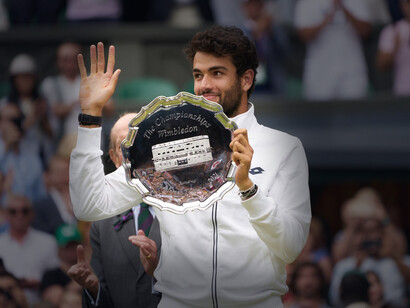 Matteo Berrettini mostra con orgoglio il trofeo conquistato come secondo classificato, il piatto d’argento di Wimbledon