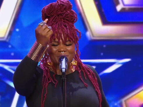 Sem sombras de dúvidas, a artista é uma das raras cantoras de jazz que garante a sobrevivência da tradição das mais nobres linhagens da sua história

