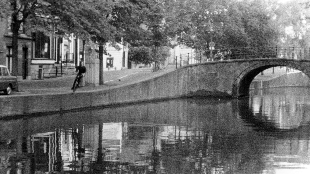 Fotograma de la performance «Fall 2» (Ámsterdam) de Bas Jan Ader, 1970