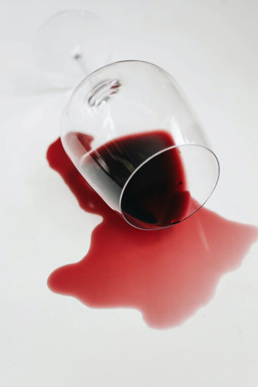 Calice di vino rosso rovesciato: lo stato di ebbrezza alleggerisce la testa e con questo i pensieri