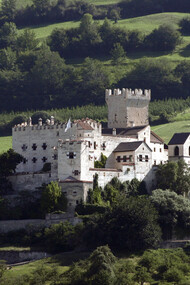 Veduta del castello dal paese di Sluderno. Photo Credits: Luca Cicchelli