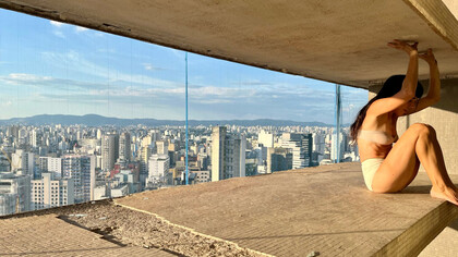 Un proyecto artístico puede integrar el cuerpo, la arquitectura y el lenguaje audiovisual como formas complementarias de creación. Fotografía: PH Carlos Silva, artista mexicano