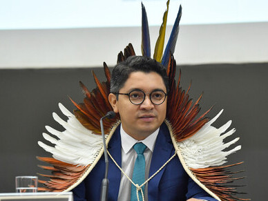 O advogado da Articulação dos Povos Indígenas do Brasil (APIB), Luis Enrique Eloy Amado, no Simpósio Internacional Povos Indígenas: Natureza e Justiça, no Auditório do Superior Tribunal de Justiça, ano 2023. Foto de Gustavo Lima/STJ em 2023