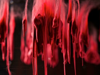 Cuando nos “baja” la regla, lo que ocurre es que la sangre y el tejido sobrante del útero se desechan a través del cuello uterino y la vagina. Belleza en la sangre. Fotografía de sangre de la fase menstrual del ciclo menstrual mensual de una mujer