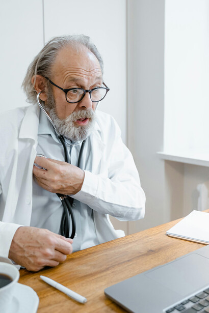 Doctor en consulta virtual. La tecnología digital ha emergido como un poderoso aliado en la gestión de enfermedades infecciosas