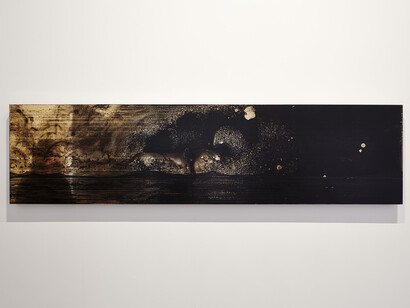 Teresita Fernández, Golden (Scroll 3), 2014, Gold chroming and India ink on wood panel, 50,8 x 203,2 cm © Teresita Fernández- All rights reserved, courtesy
of the Artist and Almine Rech Gallery