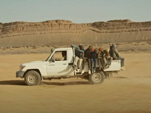 Fermo immagine dal trailer di "Io capitano", scena ripresa presso Merzouga, Marocco