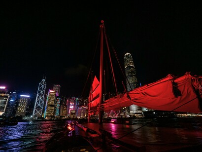 Victoria Harbour em Macau, na China. O ferry abrandou e lesto mas vagarosamente entrou à barra e seguiu para o ancoradouro terminal, zigzagueando entre as bóias baias até se deter deixando sair quem saía na manhã luminosa