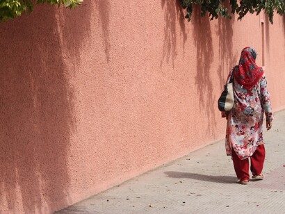 Donna per le vie di Marrakech