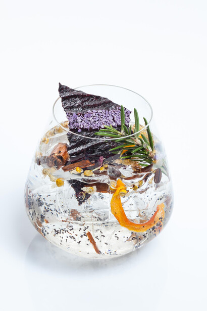 Vodka, dry tonic, caffe, cannella, scorza d'arancia, semi di papavero blu, fiori di camomilla, rosmarino, cialda di riso venere, scaglie di patata viola. Ph Stefano Mileto