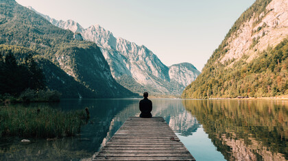 Un hombre contemplando la naturaleza a su alrededor