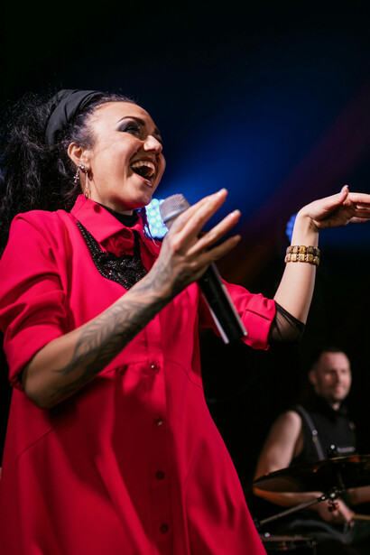 Aprender a cantar implica desaprender prejuicios estéticos y redescubrir el derecho humano básico a producir sonido y compartirlo