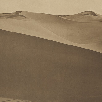 Lehnert & Landrock, Sans titre, identifié comme « Dans le désert », 1904-1914. Courtesy of Photo Elysée © Lehnert & Landrock, Edouard Lambelet et Photo Elysée