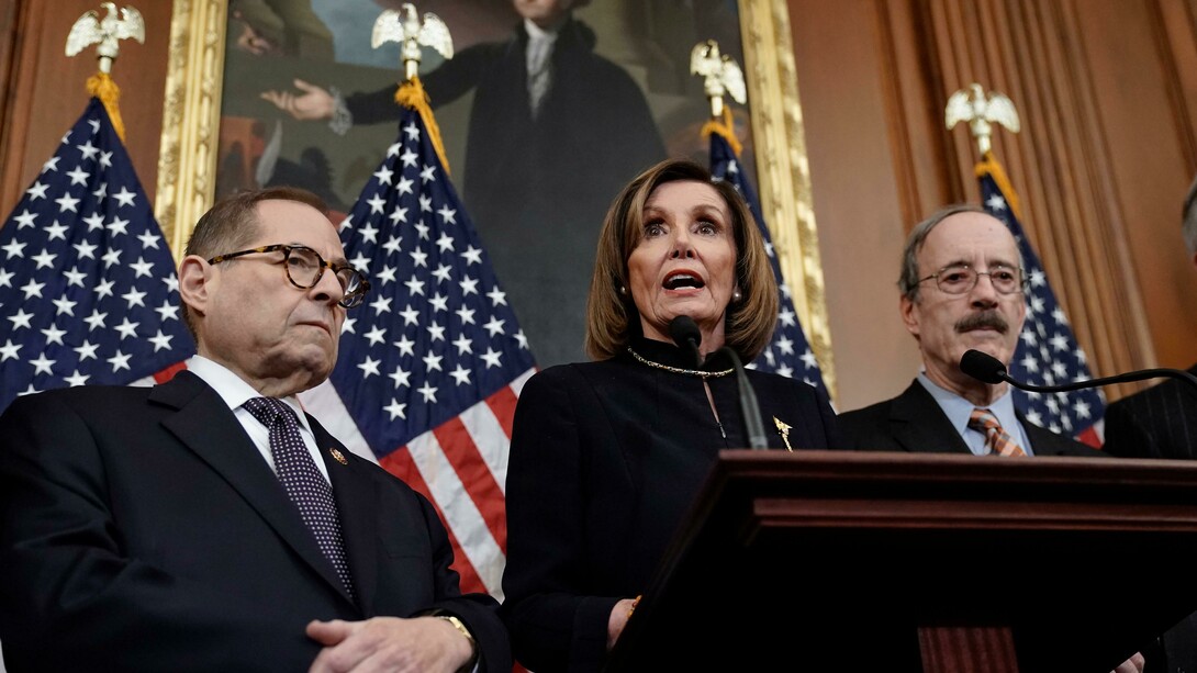 La presidenta de la Cámara de Representantes, Nancy Pelosi, flanqueada por el presidente del Comité Judicial de la Cámara, Jerrold Nadler (izquierda) y el presidente del Comité de Asuntos Exteriores de la Cámara, Eliot Engel, se dirigen a los periodistas en el Capitolio en Washington este miércoles después de que la Cámara de Representantes votase en favor de la destitución del presidente Donald Trump por dos cargos, abuso de poder y obstrucción del Congreso (AP Photo/ J. Scott Appelwhite)