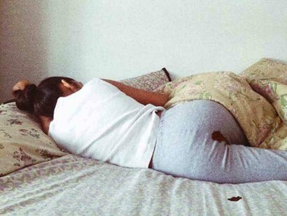 Chica vuelta de espaldas en su cama