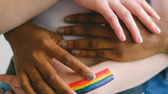 Casal interracial de duas mulheres se abraçam em celebração às conquitas da união