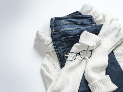 Un suéter blanco, un jean y unos anteojos