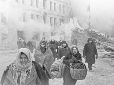 Moradores de Leningrado abandonam suas casas destruídas pelos bombardeios nazistas. Rússia, Leningrado (Rua Borovaya após o bombardeio de 9 de novembro de 1942, segundo uma fonte)