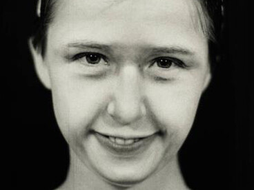 Untitled Film Stills, Cindy Sherman, 1975. La identidad deja de ser experiencia para convertirse en rol, repetido hasta parecer natural