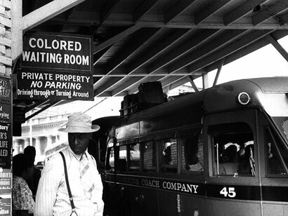 Las leyes de Jim Crow, vigentes entre1876 y 1965, legalizaron la segregación racial bajo el hipócrita lema «separados pero iguales»