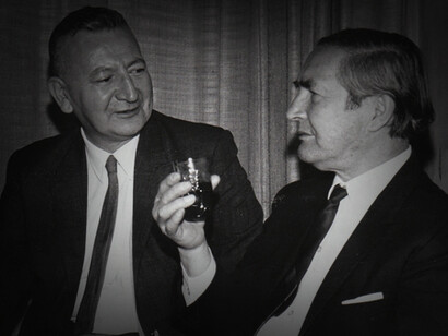 Braulio Arenas y Juvencio Valle en la Casa de Los Moletos en 1968