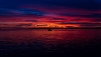 Atardecer en el mar: el océano, llorando por nuestros ojos, nos tomó por sorpresa, y el atardecer coloreó todo, en tonos tropicales de luz