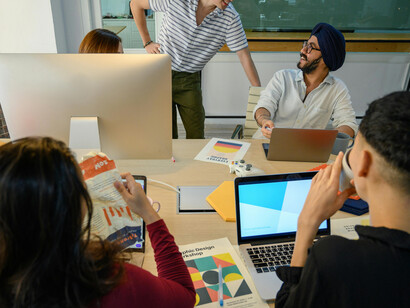 O marketing educacional não apenas atrai novos estudantes, mas também cria comunidades acadêmicas engajadas e conectadas