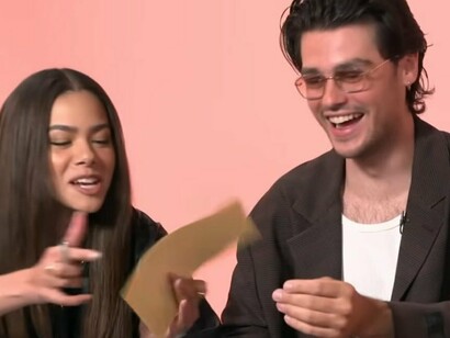 Elenco da série em ação promocional. Aaron T. Beck, pai da TCC, definiu a depressão como resultado de distorções cognitivas: pensamentos automáticos negativos que reforçam sentimento de culpa, inutilidade e desespero. Em Ginny & Georgia, vemos estes pensamentos manifestarem-se nos diálogos internos de Ginny, refletindo as “vozes críticas” que muitos pacientes descrevem em terapia