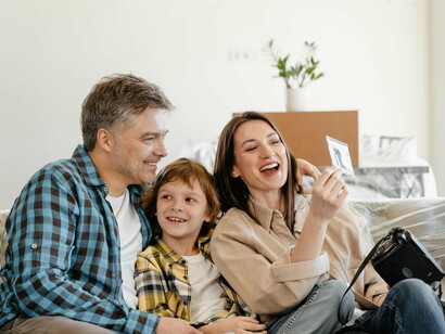 Nunca vimos tanta gente cansada com tão pouco tempo de vida, desistindo de seus caminhos que lhe deram vida até então, desistindo de seus amores, trabalhos, família, e assim seguem perdidos em conexões supostamente mais frenéticas, intensas e falsas. A resiliência, a força e a coragem deram lugar àquilo que não se é, para caber em estereótipos atuais. Um exercício de troca de figurino, elevando a margem de suposto acerto no mundo da fantasia