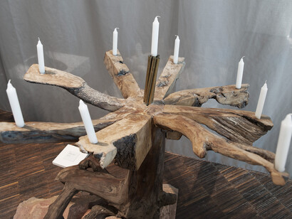 Robert Carroll, 2001 – Legno di ulivo, granito rosso veronese e ottone. Ph Ilaria Zennaro