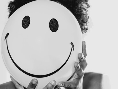 Derrière les sourires de façade se cache souvent une parole étouffée