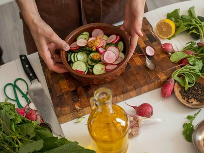 Pratos de salada. Pessoalmente, prefiro folhas mais crocantes como alface americana, romana ou escarola e rúcula. Pra mim, as alfaces lisa ou crespa mais comuns ficam logo murchas e moles. Outras folhas legais são as de couve, repolho e agrião