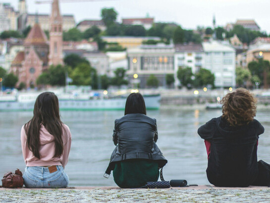 Un viaje familiar por Europa da lugar a una reflexión íntima sobre la convivencia, el silencio y los vínculos que sobreviven entre diferencias, recuerdos y afectos compartidos