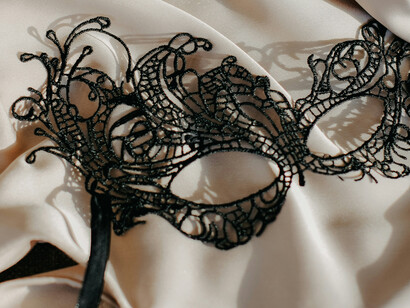 Sous l’élégance du filigrane, l’ego tisse ses illusions les plus délicates