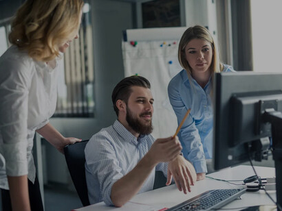 Equipo de trabajo feliz. Los beneficios para empleados son una excelente idea para atraer y retener el talento