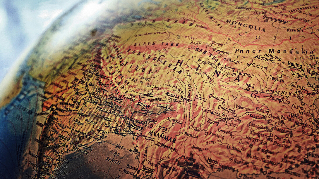 Globo terrestre posicionado no continente asiático mostra as regiões que compõem a China