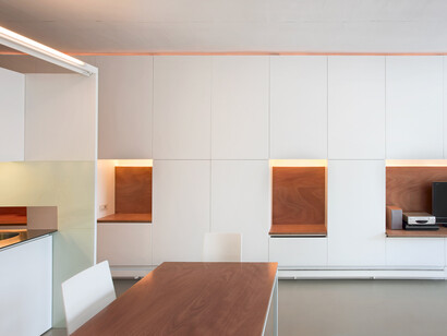 Vivienda semiprefabricada en un edificio plurifamiliar en Barcelona. Autor: Agustí Costa. Foto: David Cardelús 
 
