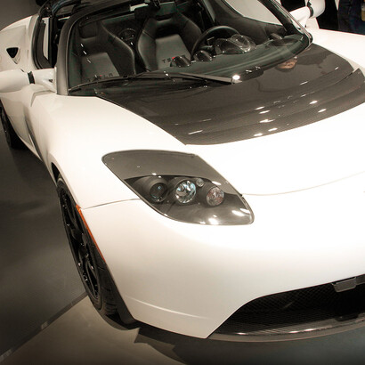Tesla, c’est le nom de la marque de voiture électrique la plus célèbre et la plus vendue en France ces dernières années © Tesla Roadster Sport By Norio Nakayama, CC BY-SA 2.0
