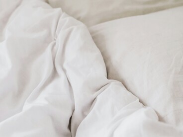 Vestiti, scarpe e accessori si affrontano per categorie, così l’armadio non diventa più una valanga di caos