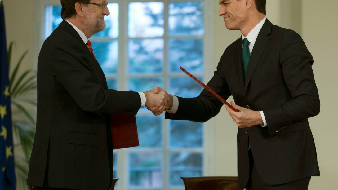 Saludo entre Mariano Rajoy y Pedro Sánchez
