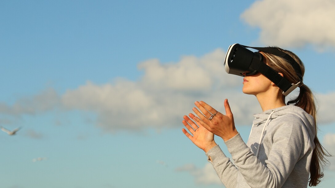 La realidad virtual reproduce una «experiencia» simulada con un entorno completamente digital que está previamente desarrollado por un ordenador u otro dispositivo. 