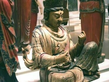 Museu em Toronto, no Canadá. Com a queda do Império Romano e a ascensão da Idade Média, grande parte das práticas de conservação e exposição de acervos foi interrompida ou reconfigurada. O mundo medieval europeu era fortemente dominado pela Igreja, que passou a controlar a produção e a transmissão do saber. Os mosteiros e catedrais tornaram-se guardiões de manuscritos, relíquias religiosas, objetos litúrgicos e documentos históricos. Esses locais podem ser considerados precursores dos museus e arquivos eclesiásticos. No entanto, o acesso a esses bens era restrito a monges, clérigos e membros da nobreza