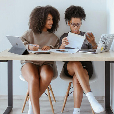 Alunos relatam usar IA para entender conceitos, organizar ideias e revisar, mostrando o potencial da tecnologia na educação