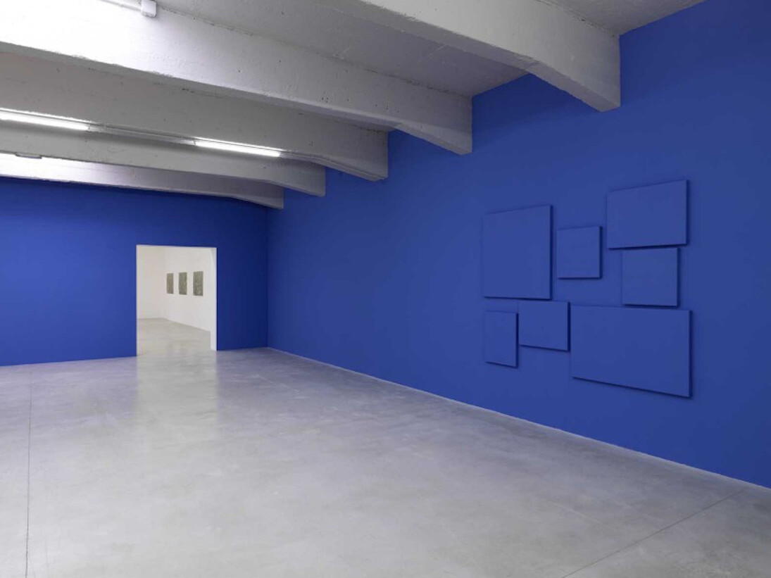 de-finition/method “elements in a spiral”, 1976, Paint on canvas, Variable dimensions according to the actualization , Here: actualization on blue wall: 355 ! 365 cm. Courtesy Perrotin. de-finition/method: a series of small canvases—though other supports can also be used from time to time—are hung in an off-center spiral. it uncoils and may reach the edge of the wall. all of its elements are painted the same color as the wall. although the number of supports is not pre-determined, the spiral that they create should be readable at a glance. the creation and installation of the spiral are the charge- taker’s responsibility, and he or she can change the work at will within the rules given above
